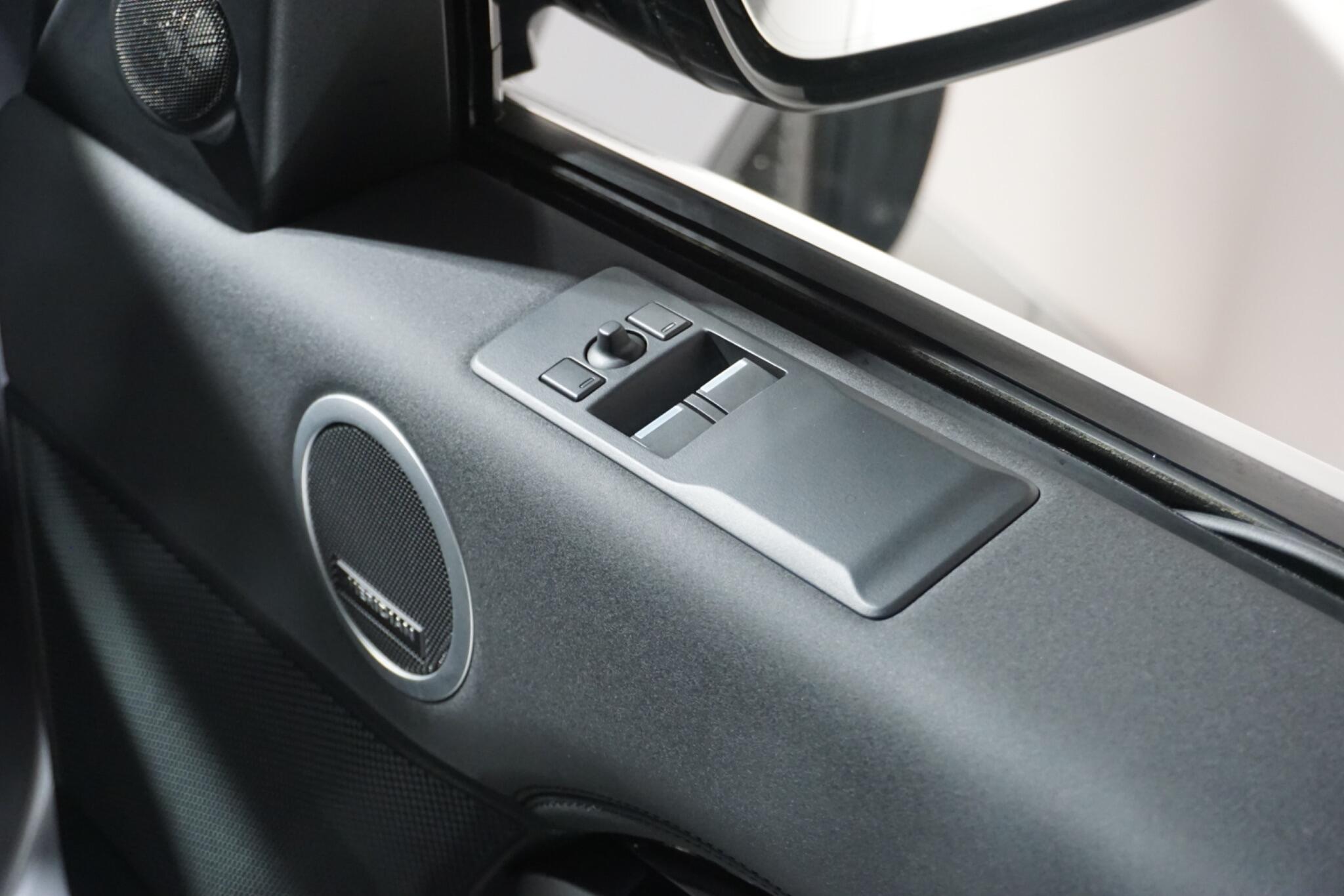 Land Rover Discovery 3.0 D300 MHEV SE SUV 5dr Diesel Auto 4WD Euro 6 (s/s) (300 ps)